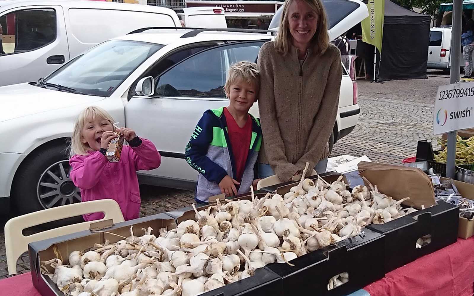 Ingrid, Sven och Elin säljer vitlök på Bondens marknad